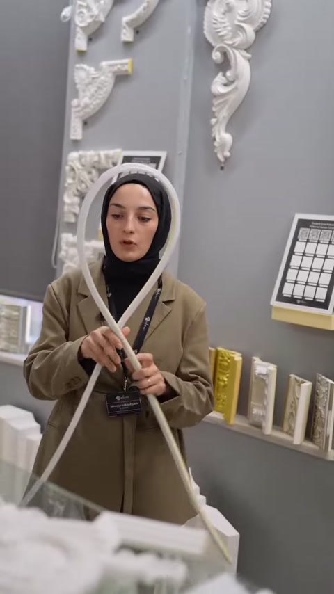 İki esnek çıta parçası farklı yönlere kıvrılarak sergileniyor.