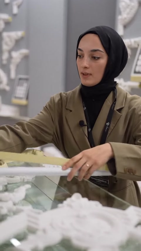 Çıta numunesi tezgâhtaki dekoratif ürünlerle birlikte yakından inceleniyor.