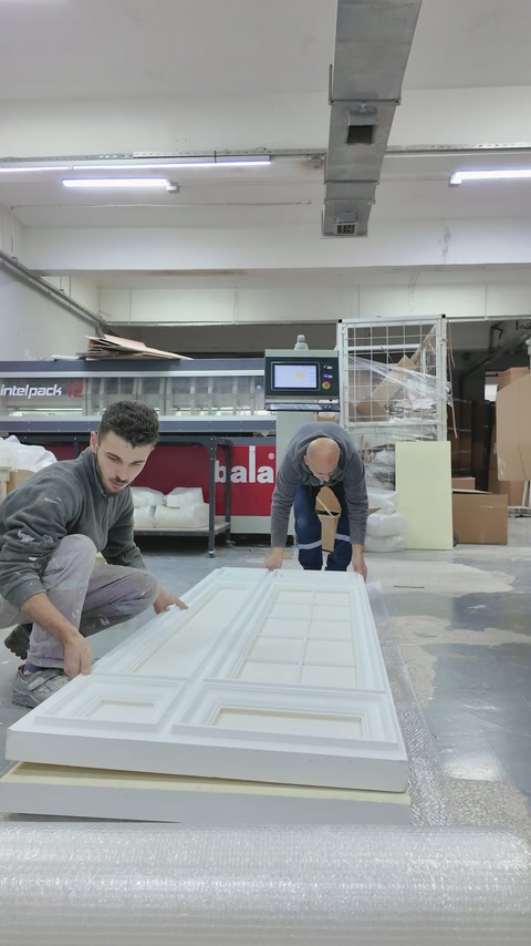 Dekoratif panel parçaları geniş çalışma tezgâhında montaja hazırlanıyor.