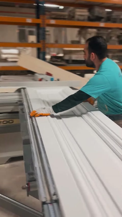 Beyaz saçak silmesi metal raylı tezgâhta üretim için hizalanıyor