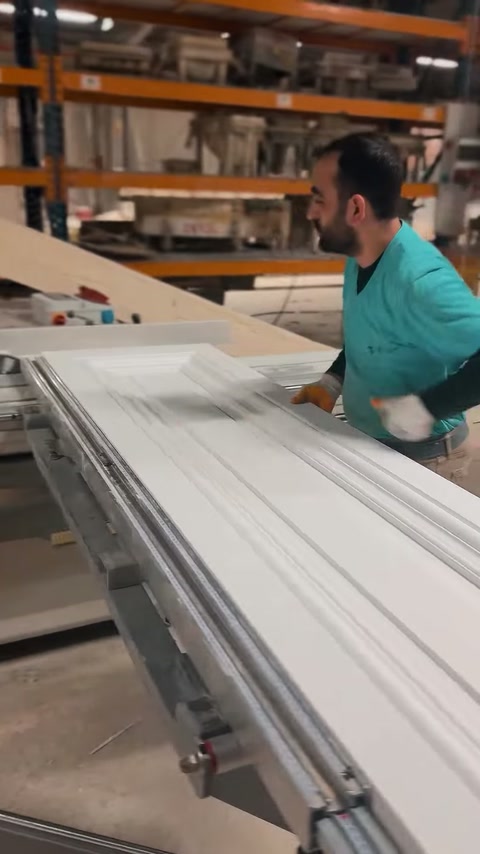 Çalışan profilli söve parçasını üretim masasında kontrollü biçimde kaydırıyor