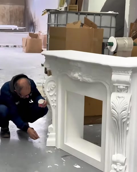 Atölyede dik konumlandırılmış şömine çerçevesinin genel tasarımı görülüyor.