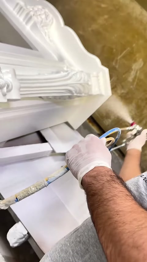 Çalışan şömine tablasının altındaki girintili bölgeye boya uyguluyor