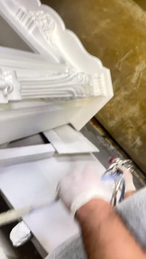 Püskürtme işlemi şöminenin köşe süsleri çevresinde tamamlanıyor
