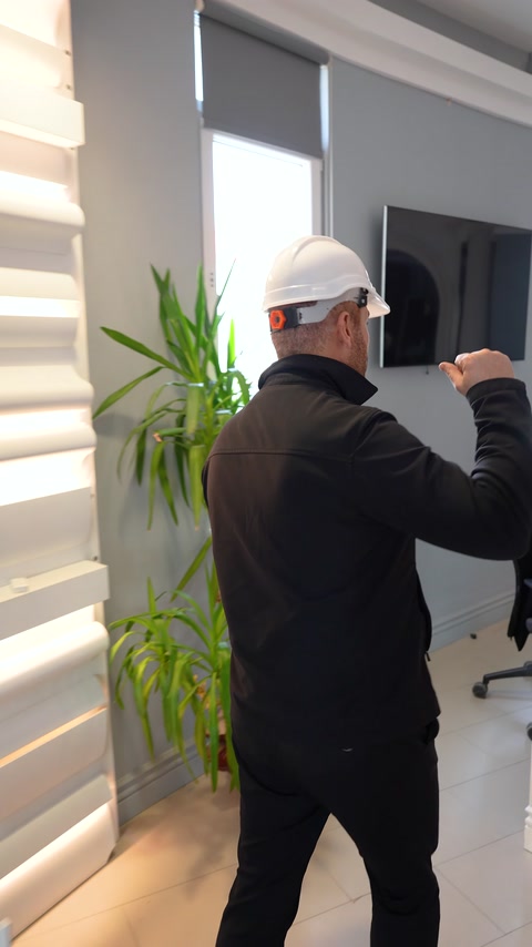 Showroom duvarında gizli LED aydınlatmalı dekoratif profil uygulaması görülüyor