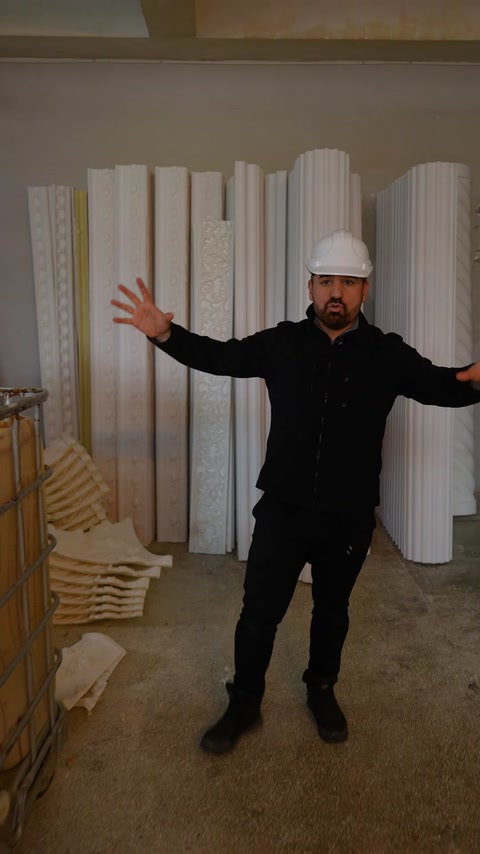 Fabrika bölümünde çeşitli uzunluk ve biçimlerde dekoratif profiller bulunuyor