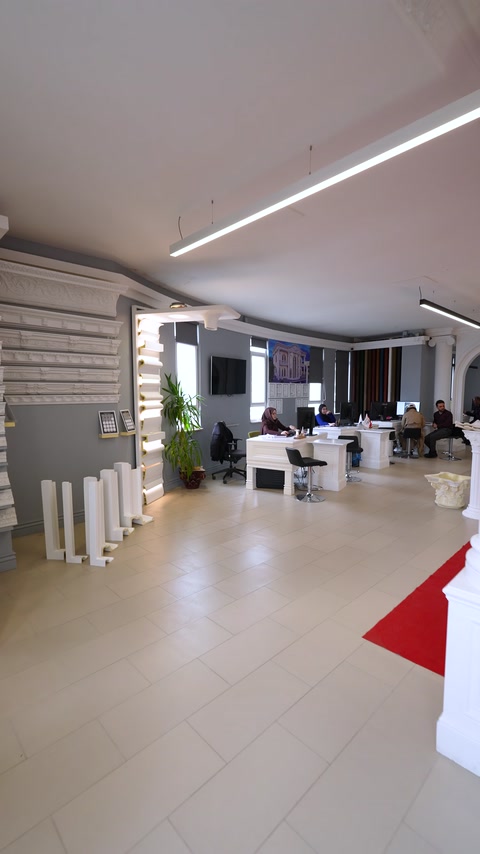 Polure showroomunda farklı dekoratif ürünlerin sergilendiği genel alan görülüyor.