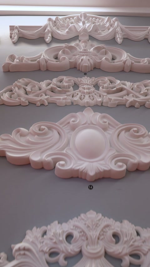 Kabuk, yaprak ve oval motifli dekoratif duvar süsleri sıralanıyor.