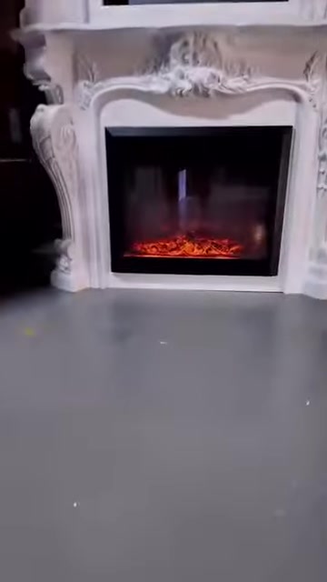 Kırmızı alev efektli elektrikli hazne şömine içinde çalışıyor