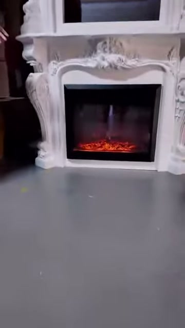 Elektrikli haznenin ışığı kırmızıdan mora dönerken şömine yakından görülüyor