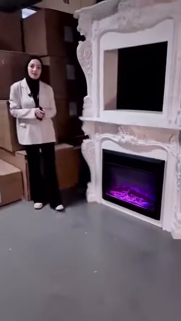 Sunucu depodaki mor ışıklı şömine modelini karşıdan tanıtıyor
