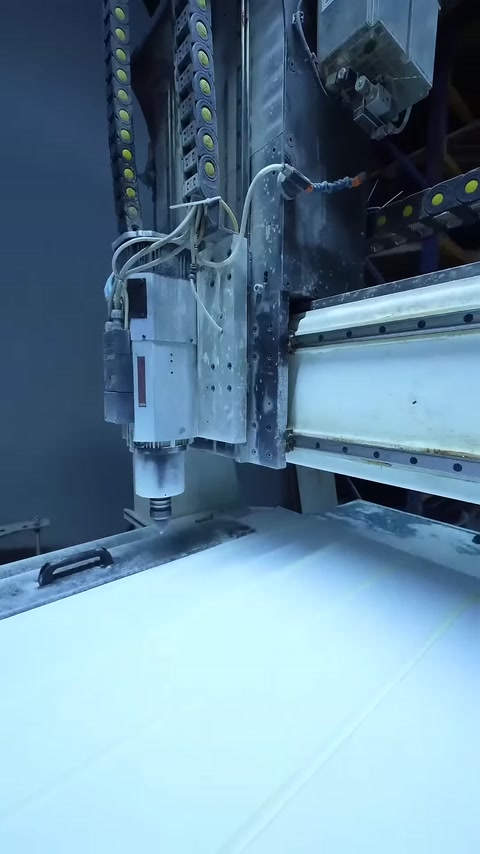 Kesici takım panel yüzeyinde uzun ve paralel derzler oluşturuyor