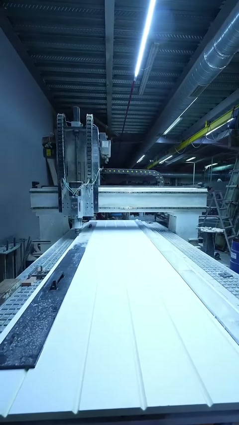 CNC işleme kafası panelin başlangıç bölümünde konumlanıyor
