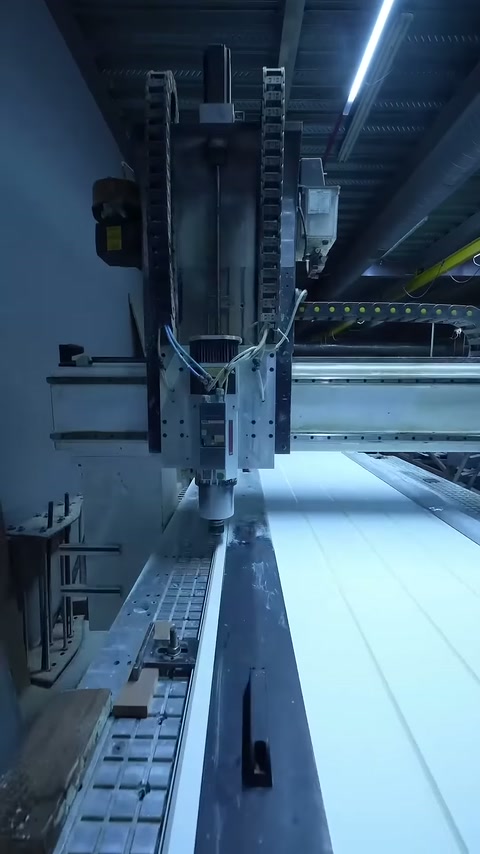 Kesici ünitenin altındaki beyaz panelde doğrusal kanallar görülüyor