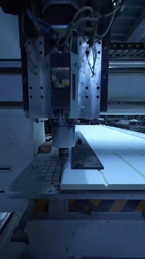 CNC kesici ucu panel yüzeyine yakın konumda ilerliyor