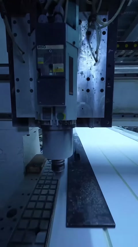 İşleme başlığı beyaz panel üzerindeki kanal hattını takip ediyor