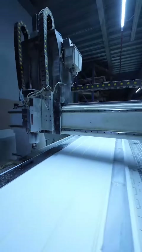 CNC köprüsü altında uzanan panelde paralel şeritler belirginleşiyor