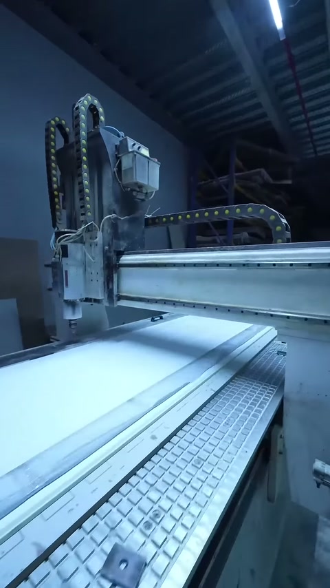 Hareketli kesici ünite geniş beyaz panel yüzeyinde çalışıyor