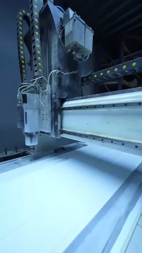 CNC başlığı panel kenarındaki uzun kanalı işlemeye devam ediyor