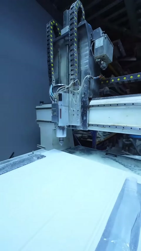 Kesici mekanizma panelin doğrusal yüzey detayları üzerinde konumlanıyor