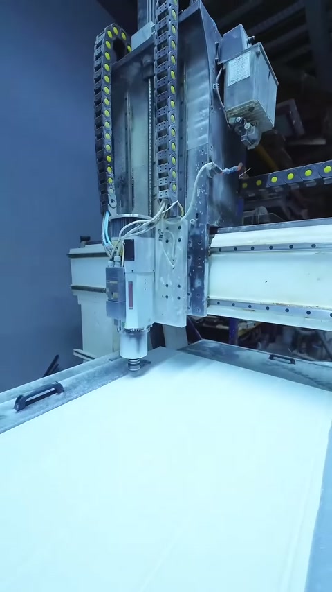 CNC ünitesi beyaz levhanın kenar hattı boyunca ilerliyor