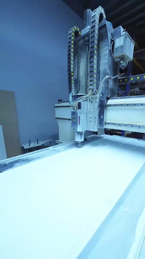 Büyük panel levhası hareketli işleme başlığının altında görüntüleniyor