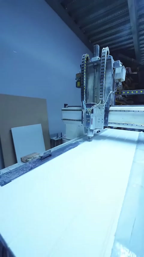 Kesici başlık panel yüzeyindeki paralel hatların üzerinde çalışıyor