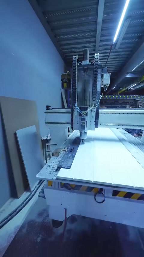 Panel ve CNC kontrol bölümü üretim sırasında birlikte görülüyor