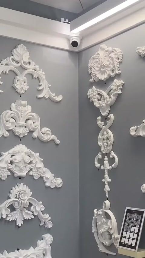Video, showroom duvarındaki kabartmalı poliüretan süsleme çeşitlerini gösteriyor.