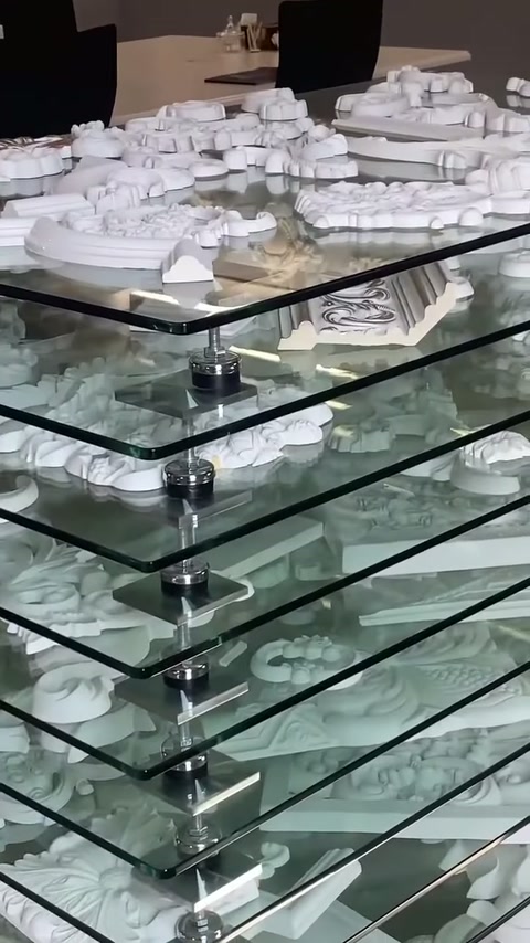 Cam stand üzerinde çok sayıda küçük poliüretan süsleme numunesi bulunuyor.