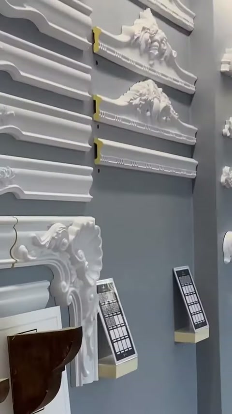 Duvar panosunda düz profiller ile kabartmalı bordür çeşitleri sıralanıyor.