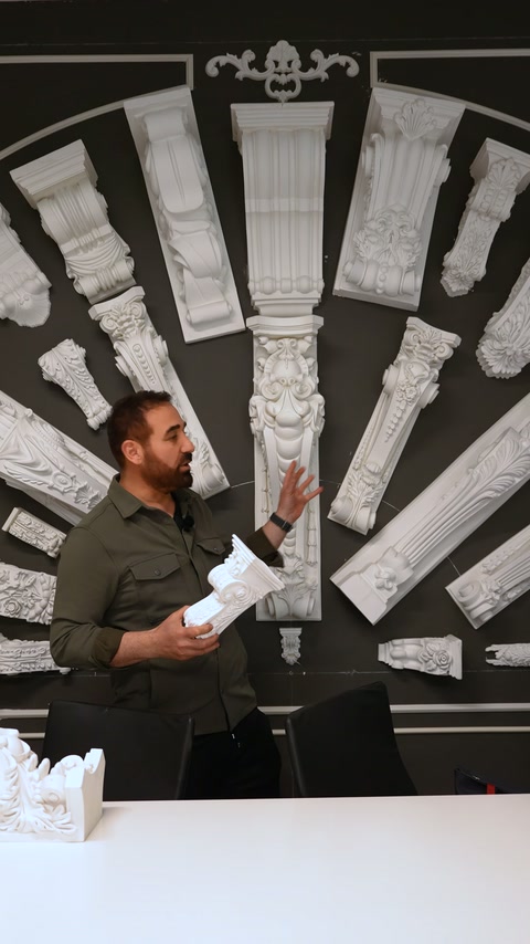 Sunucu, dar gövdeli payandanın desenli bölümüne eliyle dokunuyor