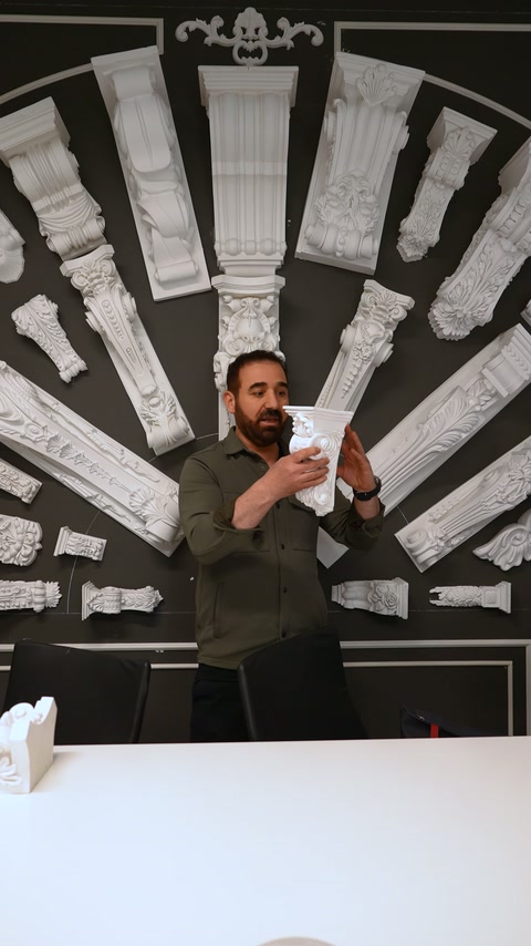 Sunucu, eldeki dekoratif parçanın profilli yüzeyini yakından tanıtıyor