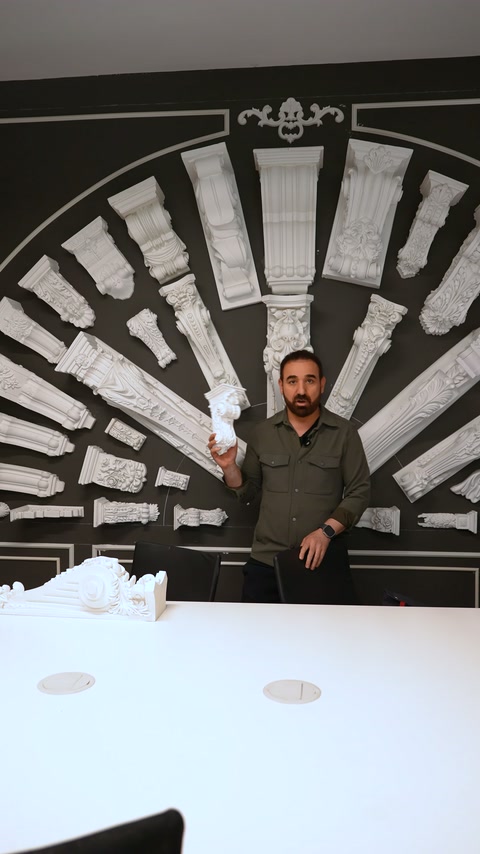 Farklı boylardaki beyaz payandalar sunucunun arkasında yelpaze düzeninde