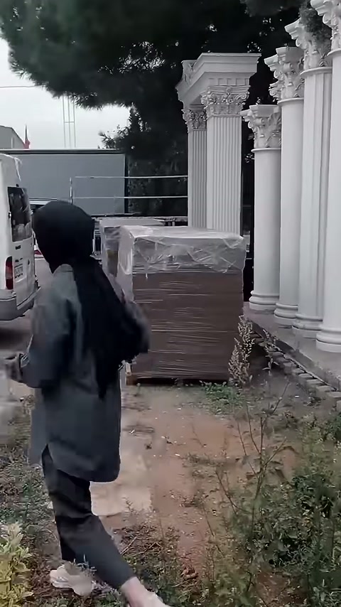 Sunucu, sütun sergisinden bina girişine doğru yürümeye başlıyor.
