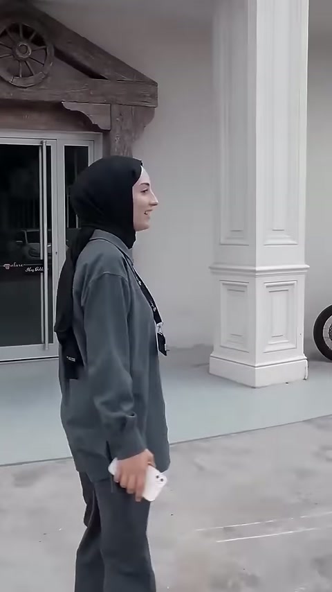Kapı çevresindeki beyaz pilasterler ve taş görünümlü kemer sergileniyor.