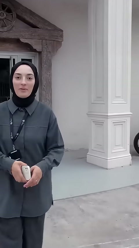 Sunucu, tamamlanmış giriş cephesi uygulamasının önünde açıklama yapıyor.