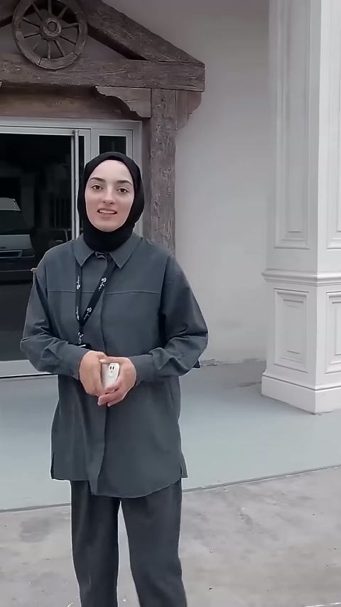 Kare gövdeli pilasterler, bina girişini iki yandan çerçeveliyor.