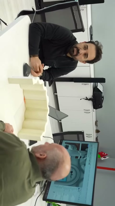 Masa üzerindeki sütun elemanı konuşmacının açıklamaları eşliğinde inceleniyor.
