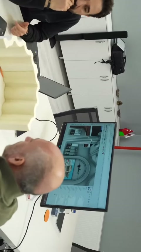 Krem renkli sütun gövdesinin profil yapısı toplantıda anlatılıyor.