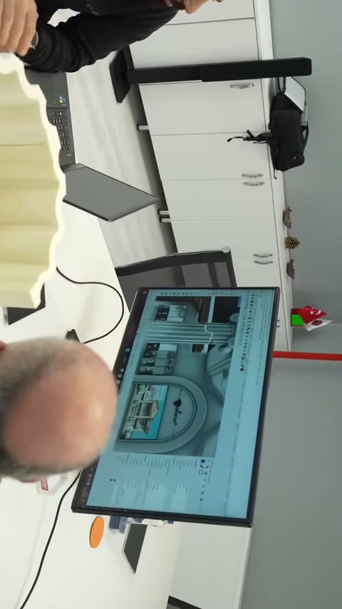 Yatay kolon numunesi tasarım monitörünün önünde sunuma hazır bekliyor.