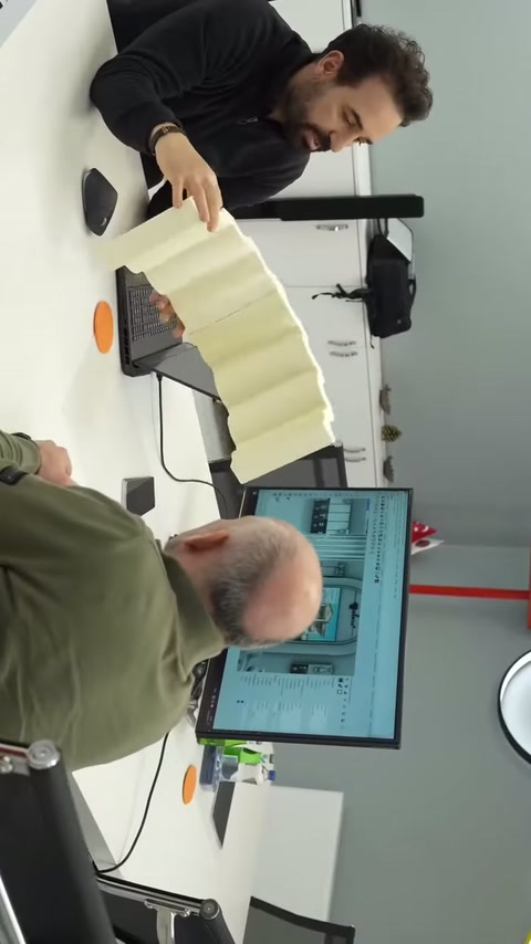 Kavisli sütun numunesi kaldırılarak iç ve dış profilleri sergileniyor.