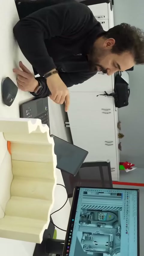 Uzun poliüretan kolon gövdesi masaya uzatılarak biçimi inceleniyor.