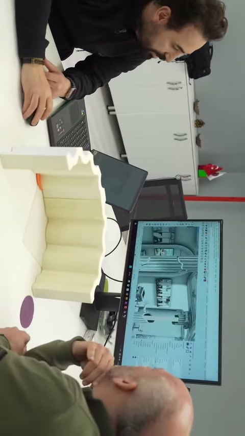 Poliüretan kolon gövdesi yatay konumda son kez gözden geçiriliyor.