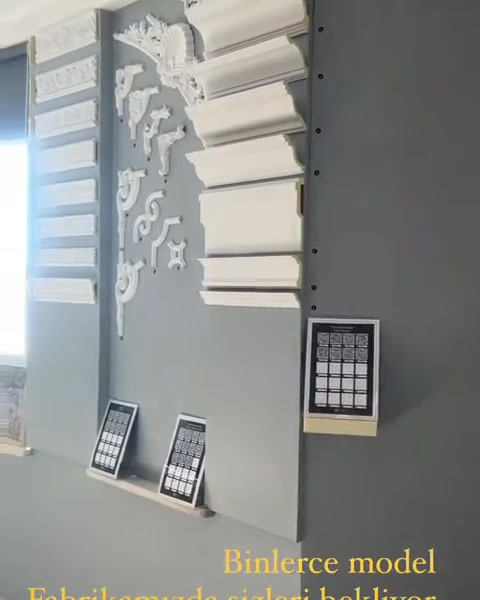 Pencere çevresinde dekoratif söve, çıta ve motif örnekleri sergileniyor.