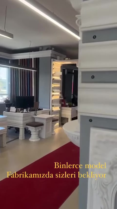Sütunlar, masa ayakları ve profil örnekleri showroom içinde sergileniyor