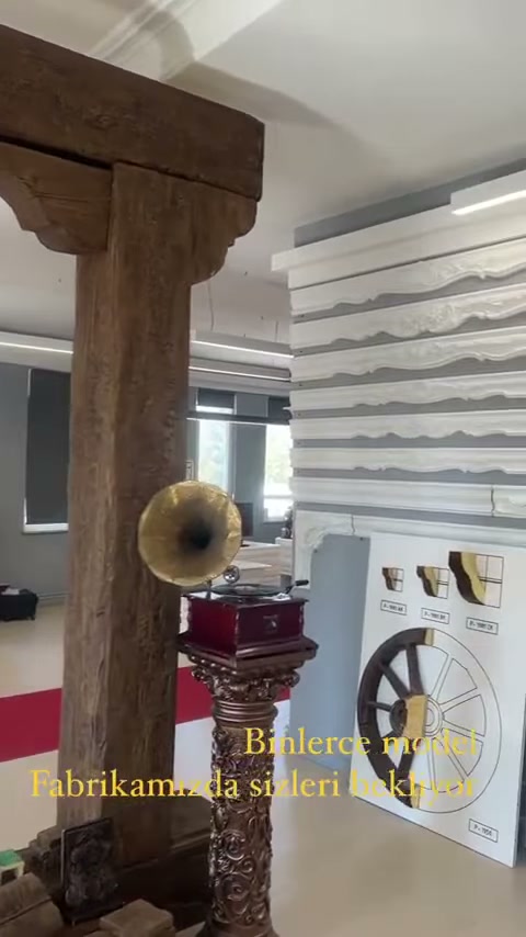 Ahşap görünümlü taşıyıcı biçimler showroom girişinde dekoratif amaçla kullanılıyor