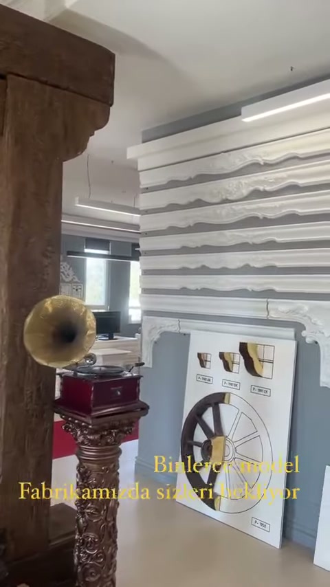 Kiriş uygulaması yanında ürün çizimleri bulunan tanıtım panoları görülüyor