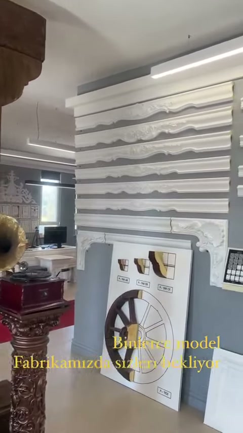 Yatay profil rafları ve desen örnekleri panoların arkasında sıralanıyor