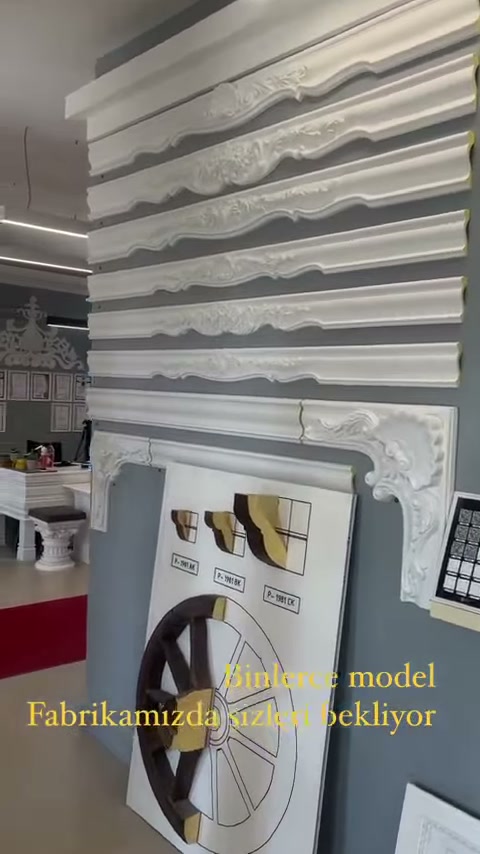 Çok katlı teşhirde geniş kartonpiyerler ve ince bordürler bulunuyor